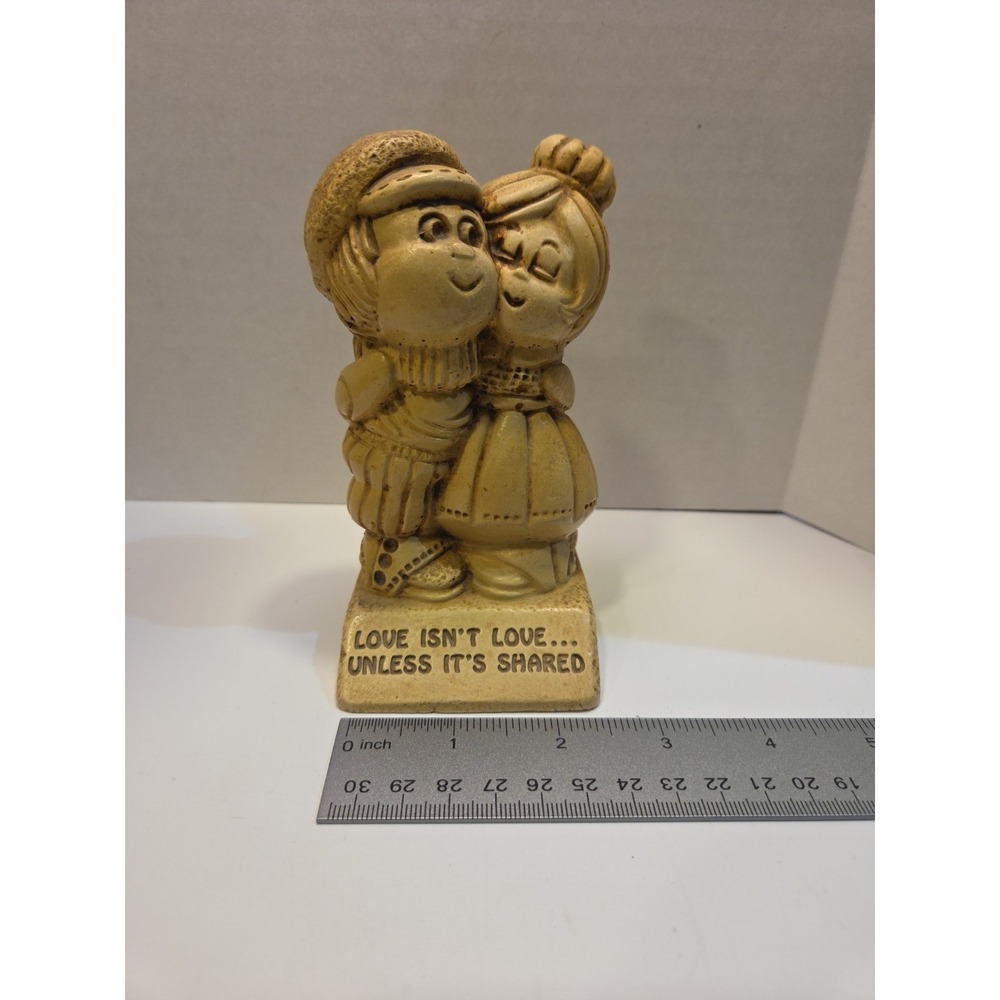 Paula‎ Figurine Statue Love Isn't Love Unless It's Shared